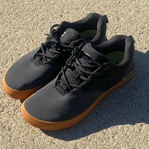 Athletic fitness training shoes